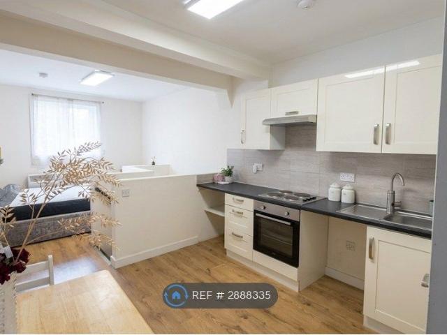 Studio for rent in Poplar Grove, Greater London