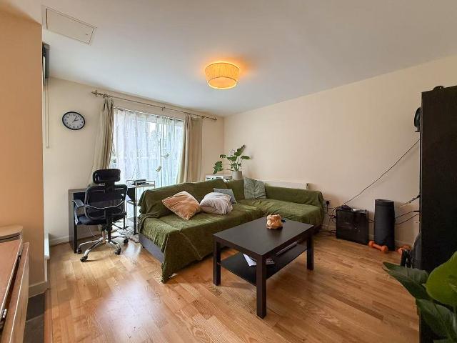 Apartment for rent in Poplar Grove, Greater London