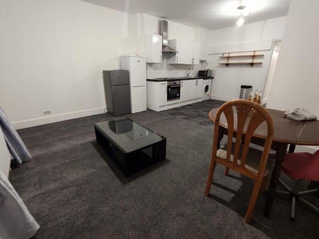 Apartment for rent in Poplar Grove, Greater London