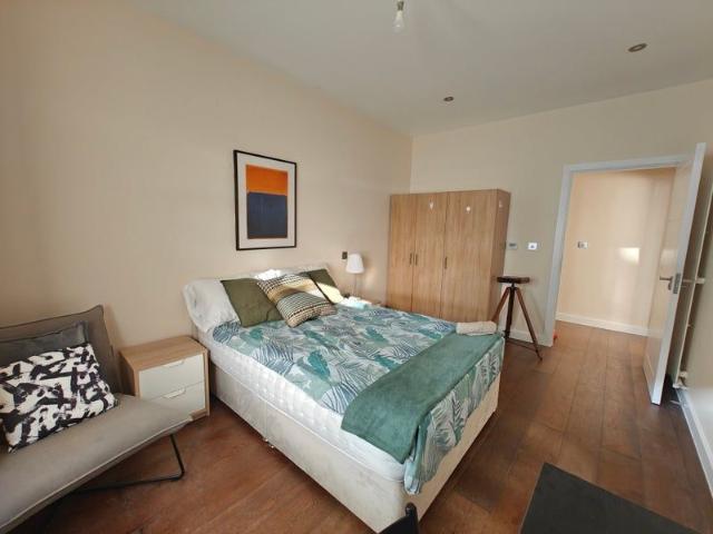 Room for rent in Poplar Grove, Greater London
