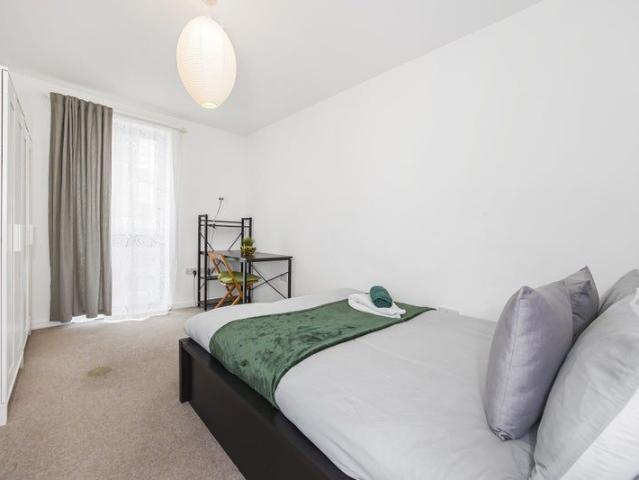 Room for rent in Poplar Grove, Greater London