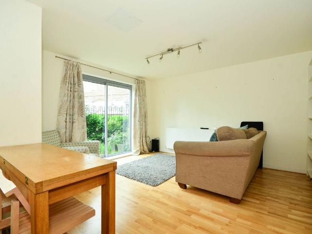 Apartment for rent in Poplar Grove, Greater London