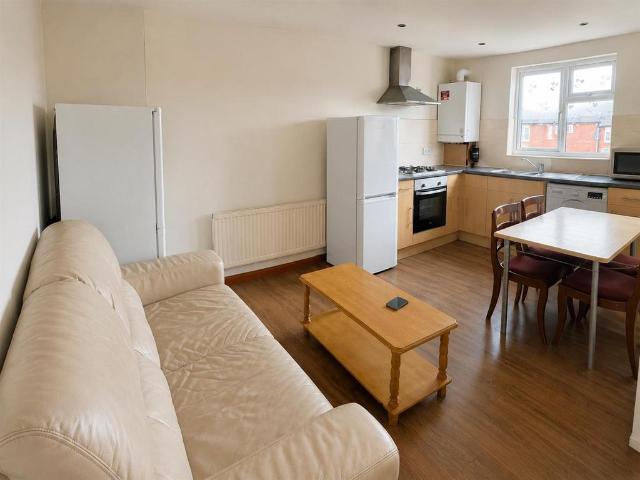 Apartment for rent in Burnt Oak, Greater London