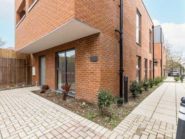 Apartment for rent in London Borough of Merton, Collier's Wood