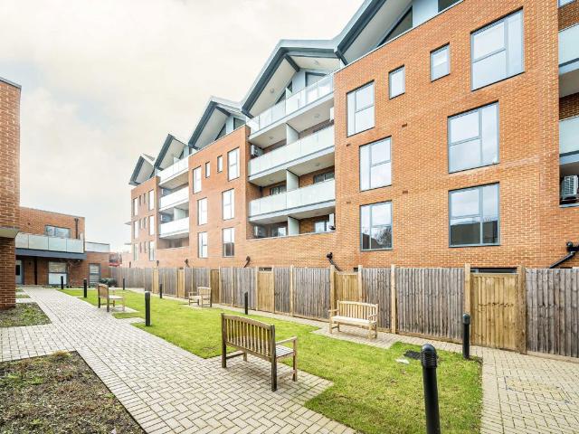 Apartment for rent in London Borough of Merton, Collier's Wood