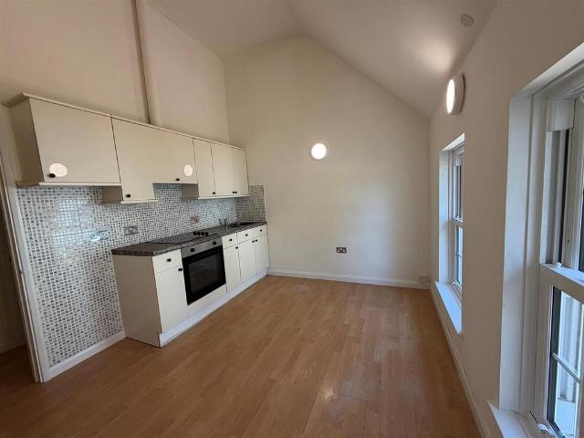 Apartment for rent in Regent Quay, Oad Street
