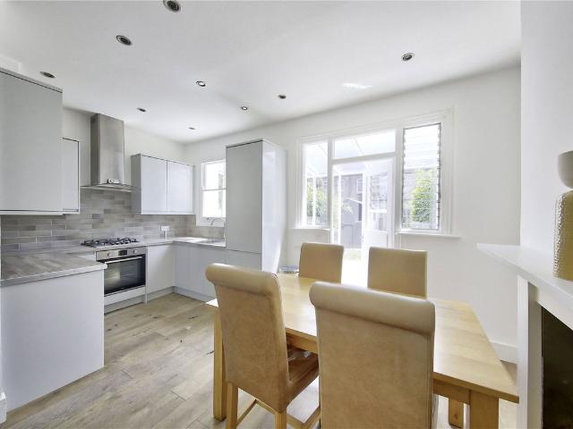 Apartment for rent in London Borough of Merton, Collier's Wood