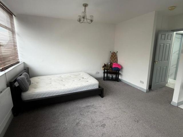 Studio for rent in Harehills, West Yorkshire