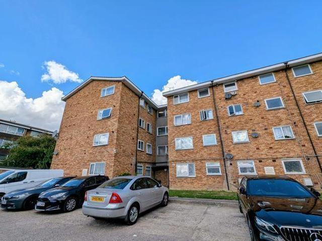 Apartment for rent in Newbury Park, Greater London