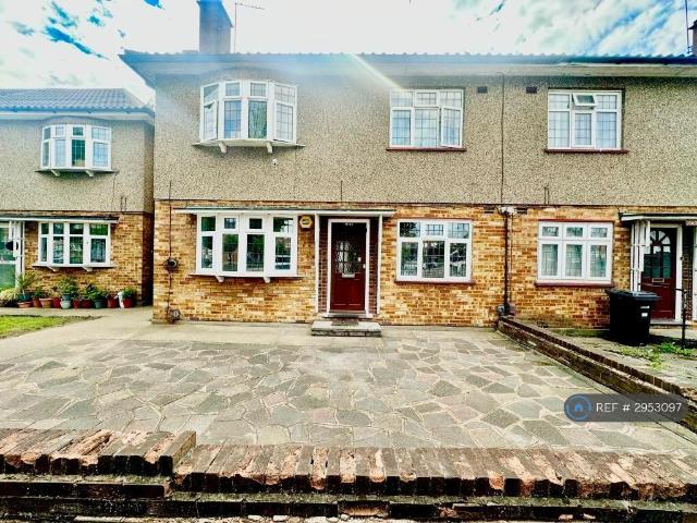Apartment for rent in Newbury Park, Greater London