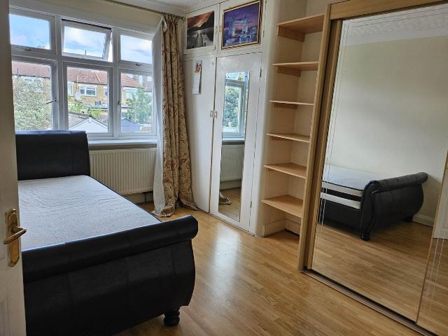 Room for rent in Gants Hill, Greater London