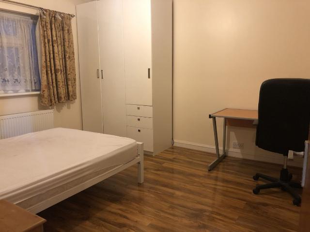 Room for rent in Gants Hill, Greater London