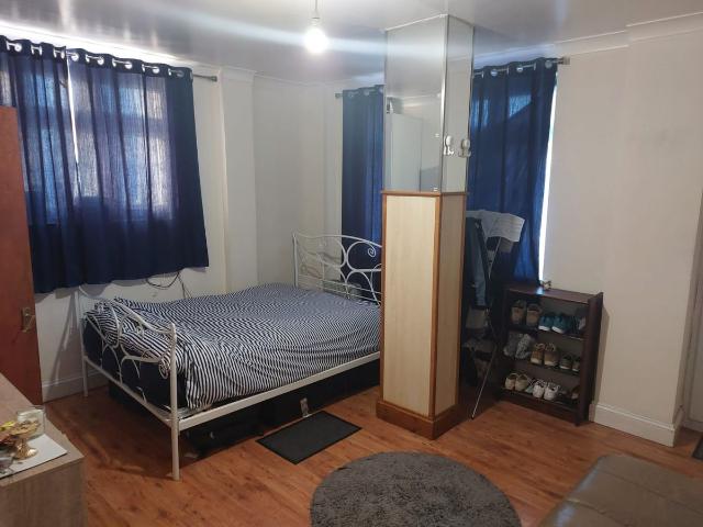 Studio for rent in Newbury Park, Greater London
