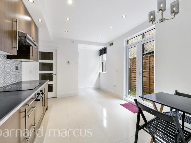 Apartment for rent in Furzedown, Greater London