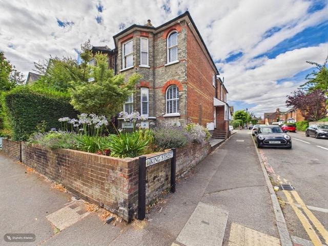 Apartment for rent in Row Town, Surrey