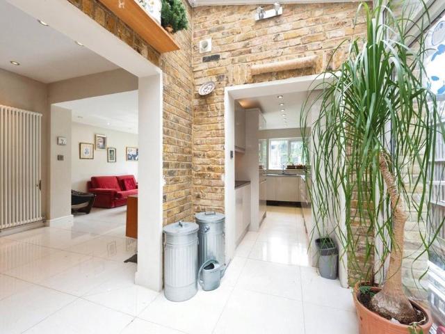House for rent in Row Town, Surrey