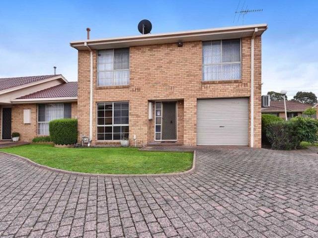 Townhouse for rent in Keilor East, Victoria