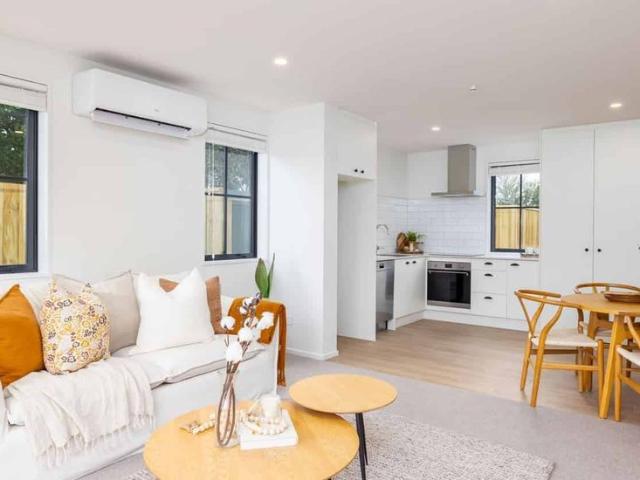 Townhouse for rent in Chaslands, Canterbury