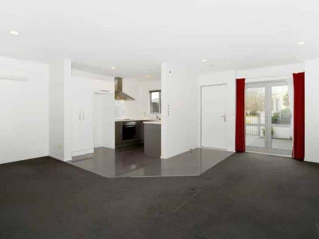 Townhouse for rent in Chaslands, Canterbury
