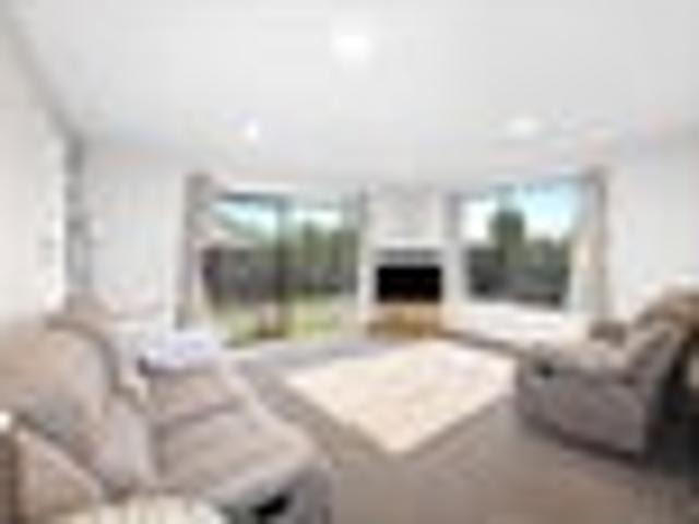 Townhouse for sale in Chaslands, Canterbury