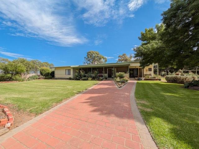 Cottage for sale in Murrabit, Victoria