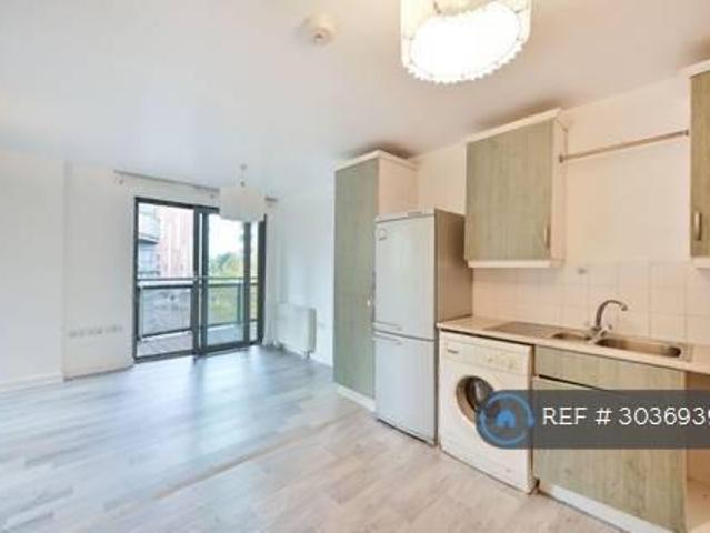 Apartment for rent in London Borough of Ealing, Park Royal