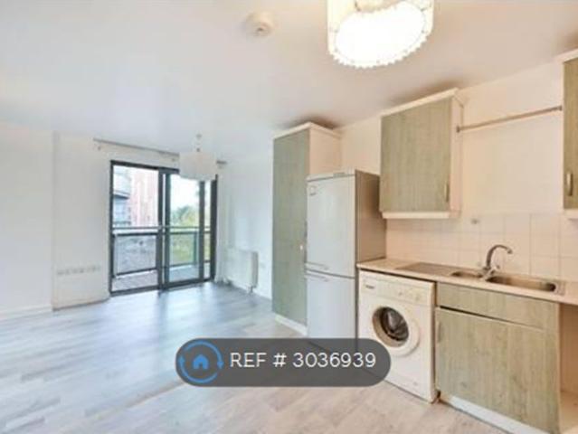 Apartment for rent in London Borough of Ealing, Park Royal