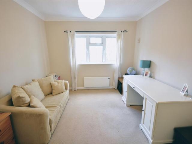 Apartment for rent in Woodcote, Epsom