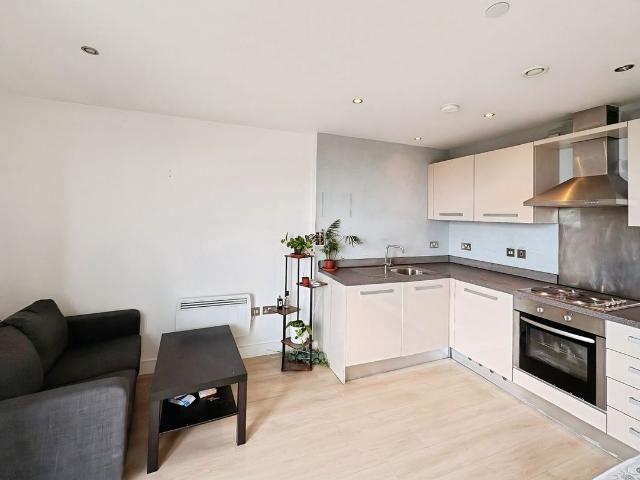 Studio for rent in Richmond Hill, West Yorkshire