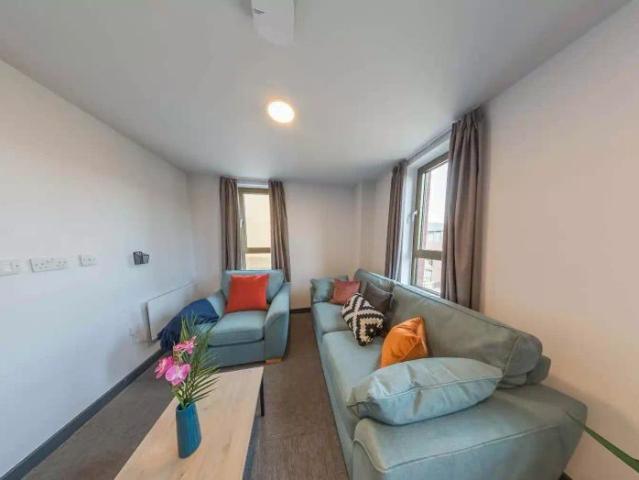 Room for rent in Hyde Park, West Yorkshire