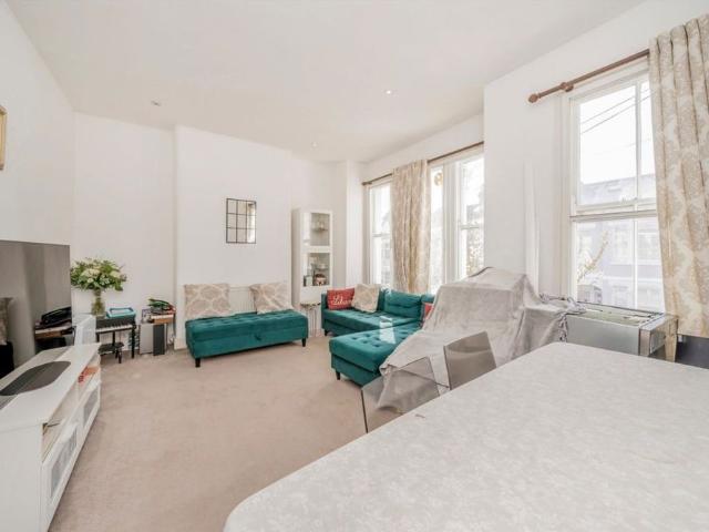 Townhouse for rent in Sands End, Greater London