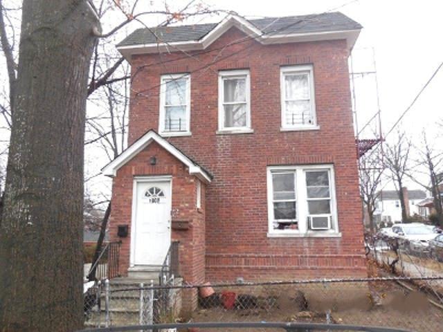 House for sale in The Bronx, Arverne