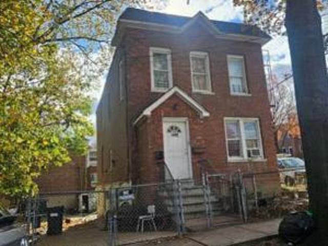 House for sale in The Bronx, Arverne
