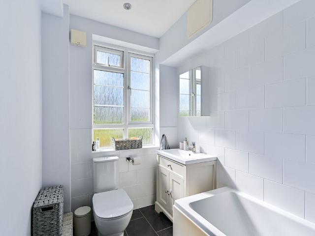 Apartment for rent in London Borough of Merton, Raynes Park