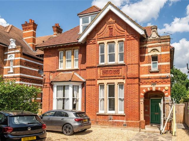 Apartment for rent in London Borough of Merton, Raynes Park