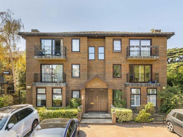 Apartment for rent in London Borough of Merton, Raynes Park