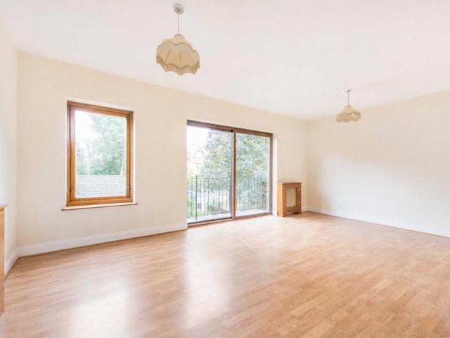 Apartment for rent in London Borough of Merton, Raynes Park