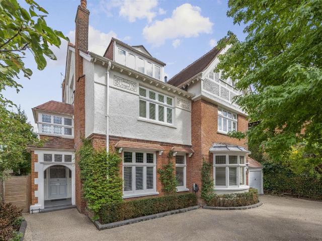 Apartment for rent in London Borough of Merton, Raynes Park