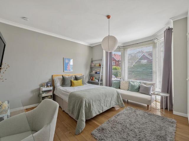 Apartment for rent in London Borough of Merton, Raynes Park