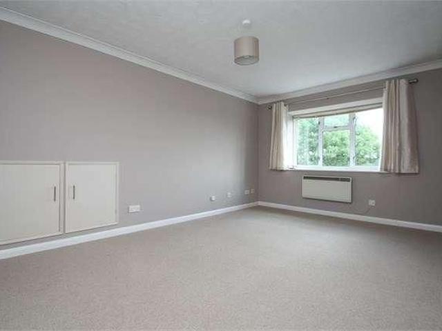 Apartment for rent in Knowle Green, Lower Halliford