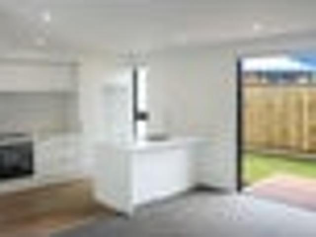 Townhouse for rent in Edgeware, Canterbury