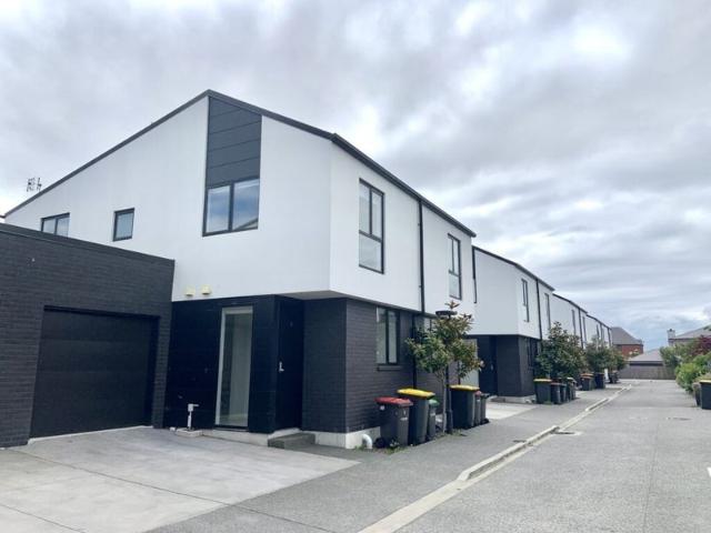 Townhouse for rent in Edgeware, Canterbury