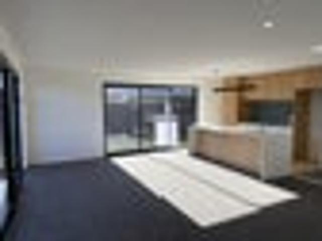Townhouse for rent in Edgeware, Canterbury