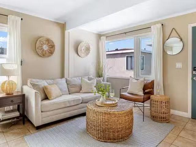 Apartment for rent in Corona Del Mar, California