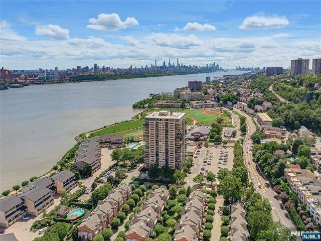 Condo for sale in Edgewater, New Jersey