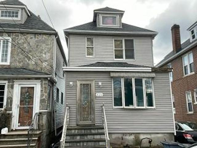 House for sale in The Bronx, Arverne