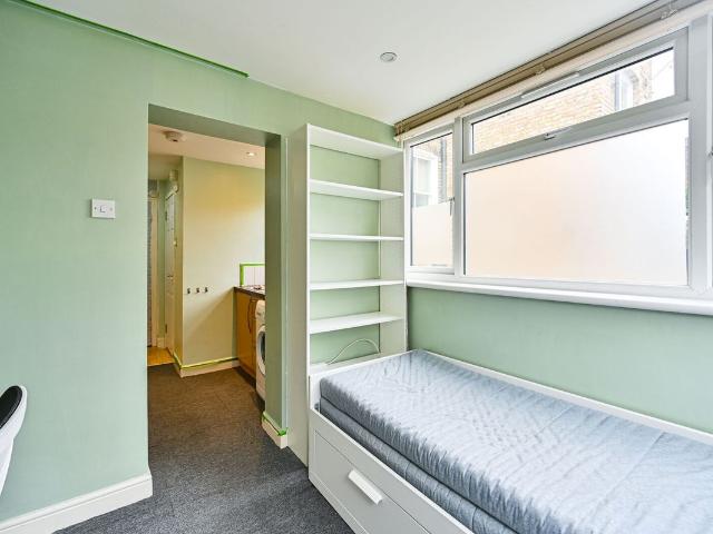 Studio for rent in Brompton, Greater London