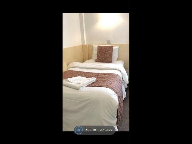 Room for rent in Brompton, Greater London