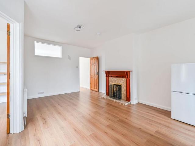 Apartment for rent in London Borough of Merton, Mitcham