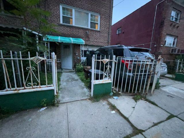 House for sale in The Bronx, Arverne